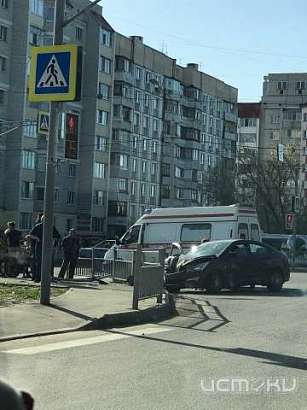 В Северном районе Орла иномарка протаранила дорожное ограждение