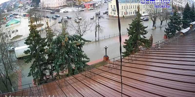 Видео: в Орле грузовик снес ограждение, чтобы не протаранить легковушку