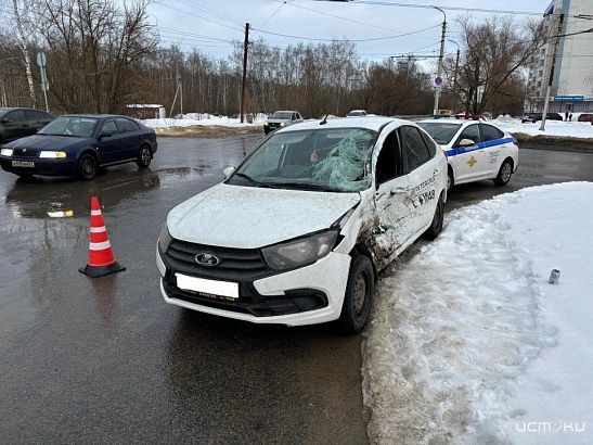 Лада попала под Камаз на улице Рощинская