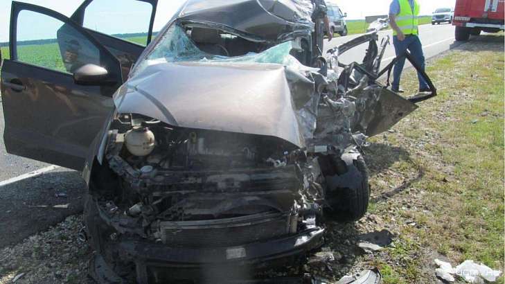 На Орловщине девушка на «Фольксвагене» вылетела на встречку под фуру