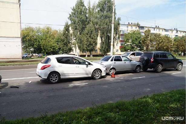 Молодая автомобилистка на «Фиате» устроила «паровозик» в Орле