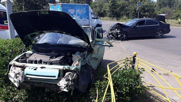 Фотофакт: в Орле легковушку отбросило на территорию автозаправки 