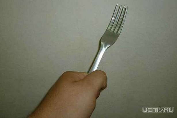 Под Орлом посетитель закусочной угрожал работнице вилкой