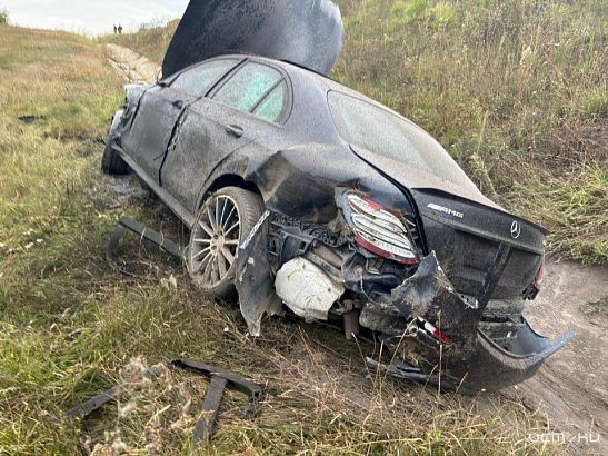 Водитель Mercedes пошёл на обгон по обочине — итог: авария и пострадавшие