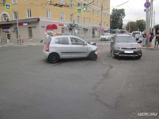 В Орле столкнулись две иномарки. Пострадала девушка