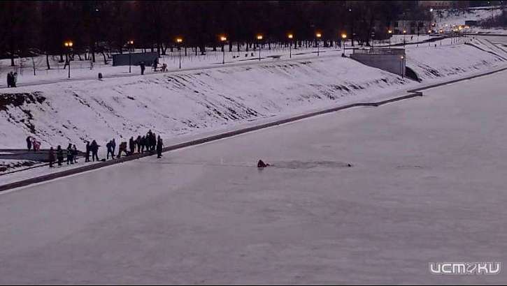 Сегодня в районе Набережной Дубровинского спасали собачку и выбежавшего за ней хозяина