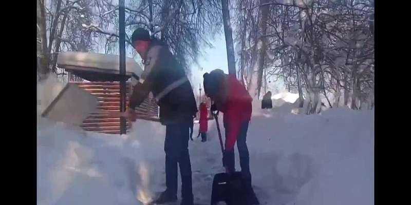 Вместо лопаты — клюшка. Губернатор и его подчиненные решили забыть о «снежных» проблемах города и сыграли в хоккей