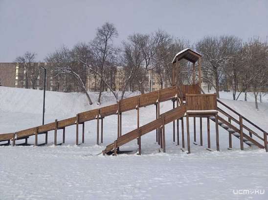 «Мягко говоря не впечатлило» — орловчанин разочаровался в зимней горке, установленной властями в Детском парке