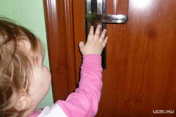 Малолетний ребенок оказался заперт в квартире в Змиевке