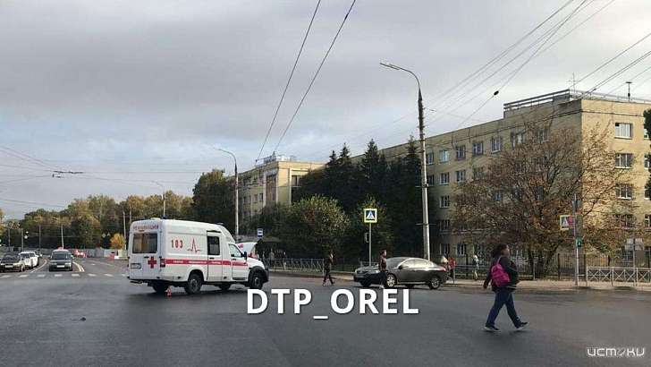 В Орле случилось ДТП из-за ехавшей на красный свет скорой помощи