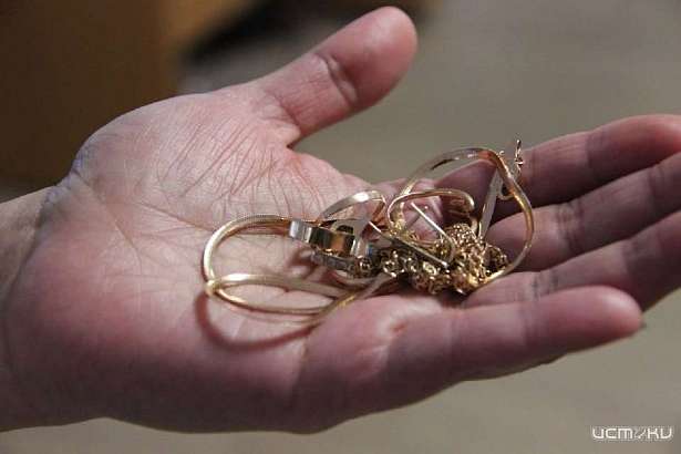 В Орле гость отнял у хозяйки золотой браслет и убежал