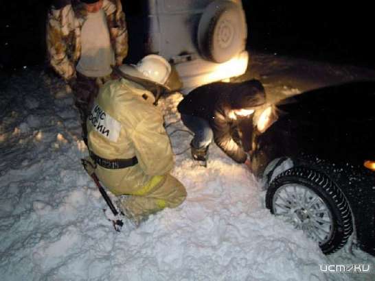 За сутки орловские спасатели вытащили из снежного плена четыре авто