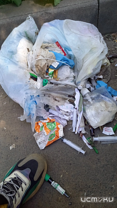 Мусор из орловского центра лечения СПИДа выбрасывают прямо на улицу