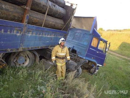 В Новосильском районе фура улетела в кювет