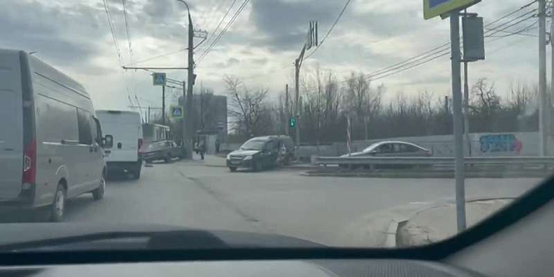 В Орле на Московском шоссе столкнулись легковушка и такси