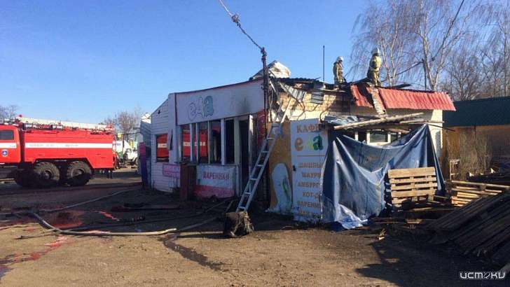 Возле «Рио» в Орле огонь охватил крышу закусочной