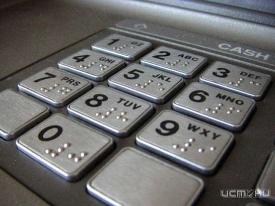 У всех банкоматов города выстроились длинные очереди