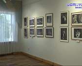 Мистический город на берегу Невы его вдохновляет. Красота теней, непривычная сторона игрушек, смешались кони-люди. Выставка притягивающих фотографий о...