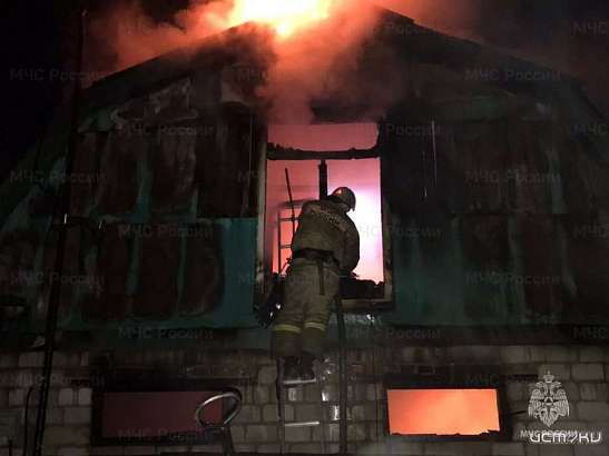 В Глазуновке добровольцы помогли потушить пожар хозпостройки