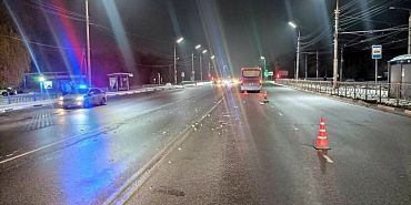 В Орле пешеход попал под колеса автобуса, перебегая дорогу в неположенном месте