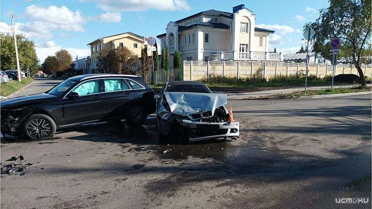 «БМВ» и «Мерседес» не поделили дорогу в Орле средь бела дня
