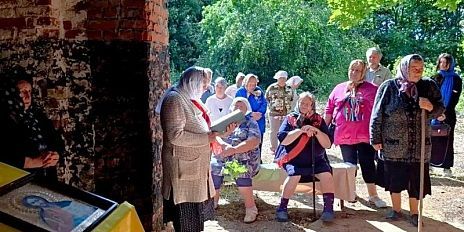 В руинированном храме под Мценском прошла Литургия — верующие надеются на возрождение святыни
