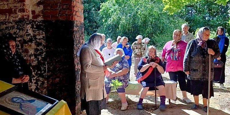 В руинированном храме под Мценском прошла Литургия — верующие надеются на возрождение святыни