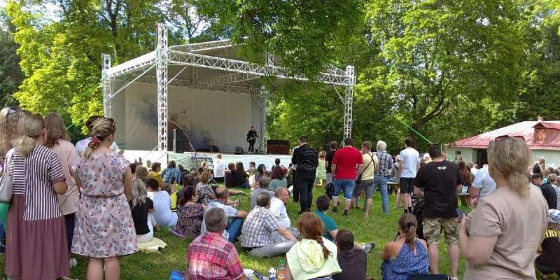 Экс-вокалист «Арии» дал акустический концерт на сцене Спасского