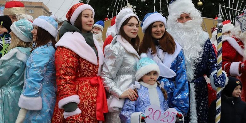 новый год В Орле прошел парад Дедов Морозов и Снегурочек