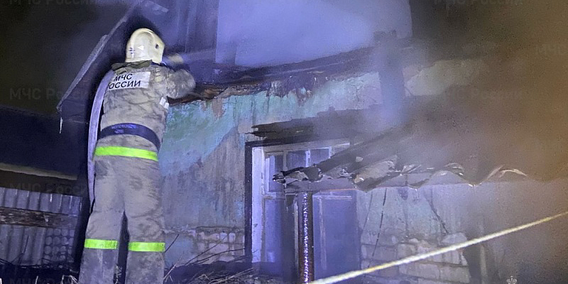 В Орле и Ливнах пожарные спасли людей и соседние жилые помещения   