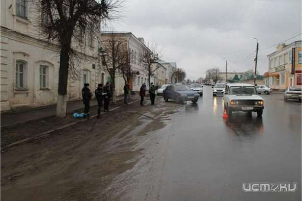 В Болхове 10-летняя девочка попала под колеса автомобиля