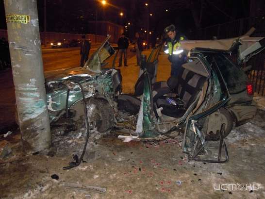 В Орле «Фольксваген Гольф» влетел в фонарный столб