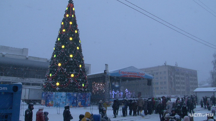 Фоторепортаж: в центре Орла открыли главную новогоднюю елку и каток