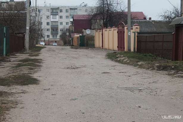 Жители частных домов в пер. Фруктовом не могут подъехать к своим домам из-за ям на дороге