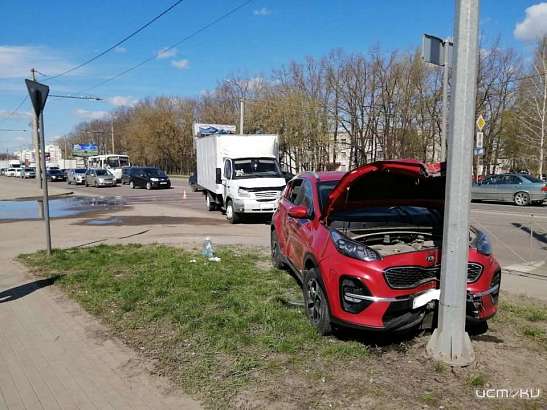 ДТП в Орле: кроссовер с двухлетним пассажиром въехал в бетонный столб