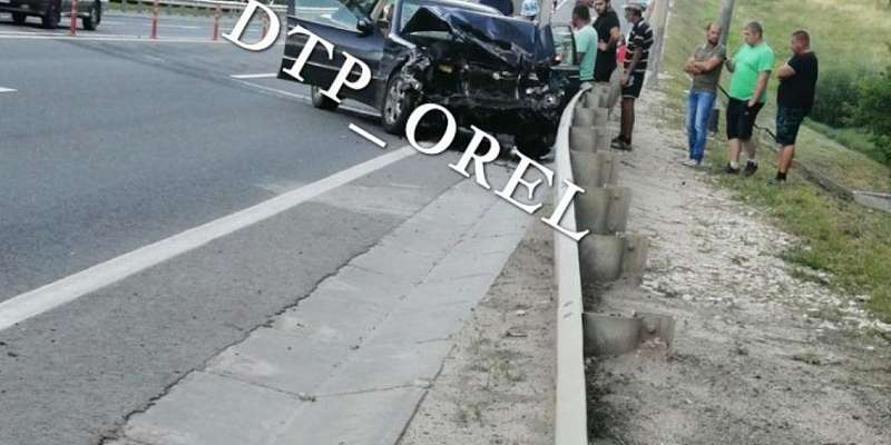 Под Орлом водитель «Мерседеса» устроил тройное ДТП и угодил в больницу