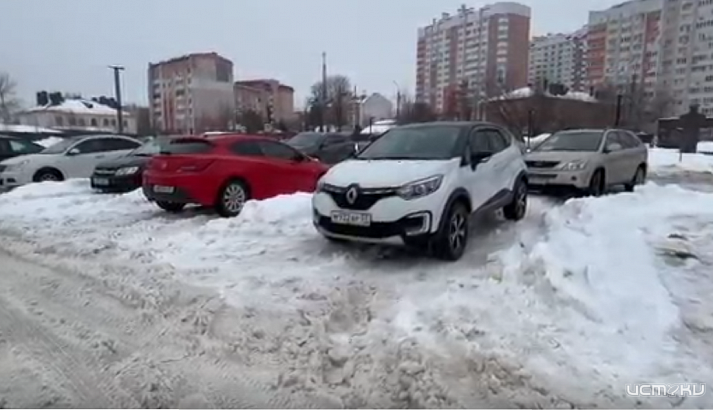 Площадь маршала Жукова осталась в этом году и без елки, и без уборки от снега