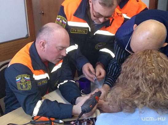 Ночью орловчанка поняла, что не может снять с пальца кольцо и вызвала спасателей