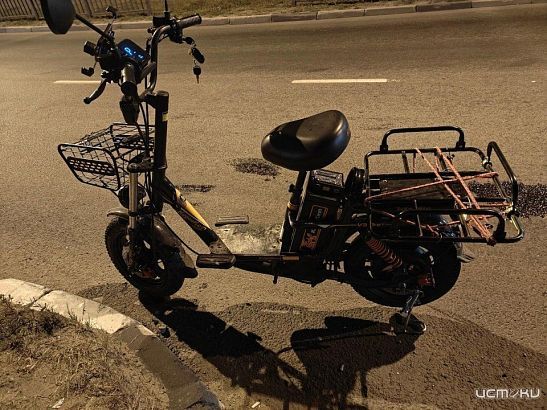 В Орле на круговом перекрестке не разъехались легковушка и электровелосипед