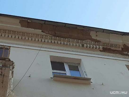 Опасная зона в центре: ул. Ленина щедро осыпает орловчан штукатуркой