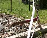 Как на гвоздях. В детском саду малыши вынуждены гулять по строительному мусору