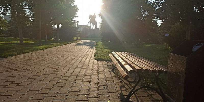 Орловчанин за свой счет обновил скамейки в сквере Ермолова