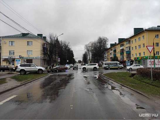 Во Мценске на одном из перекрестков не разошлись внедорожник и легковушка