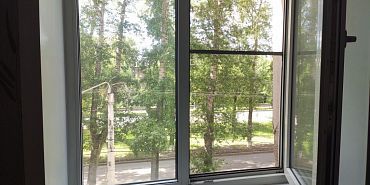 Прокуратура нашла опасные окна в 14 орловских школах