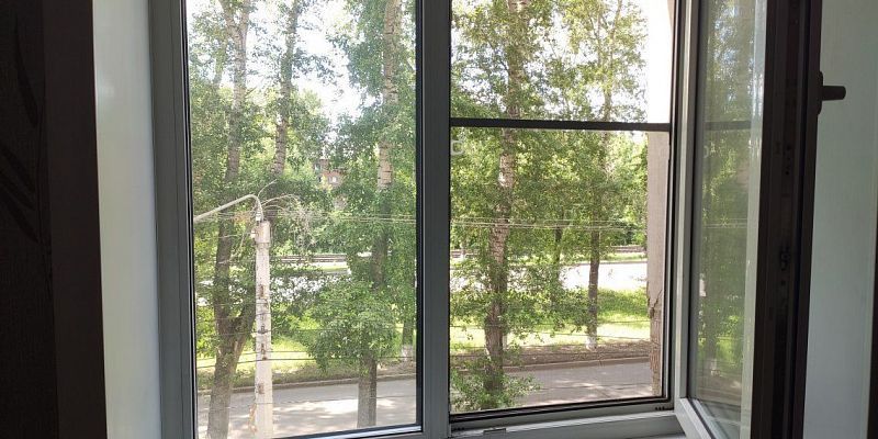 Прокуратура нашла опасные окна в 14 орловских школах