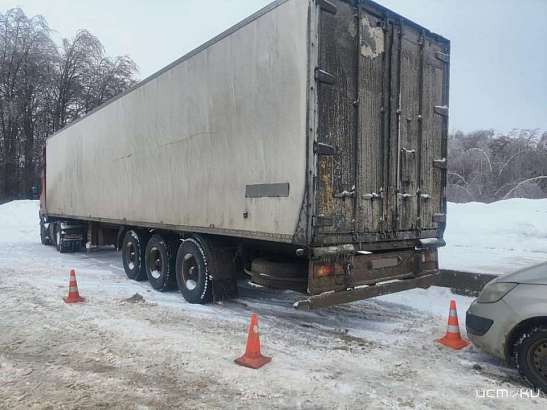 Под Орлом на заправке грузовик задним ходом сбил пешехода