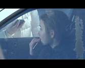 В центре Орла должница устроила протест приставам