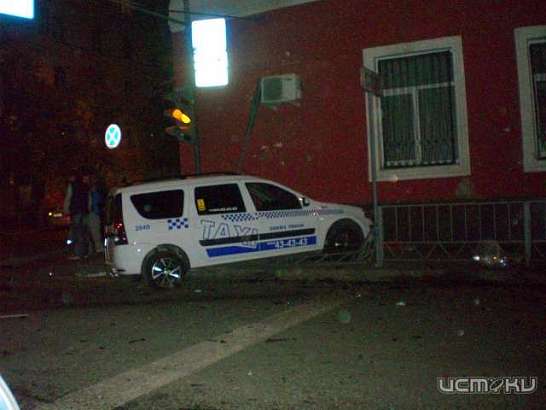 У здания УМВД серьезно столкнулись два такси «Вояж»