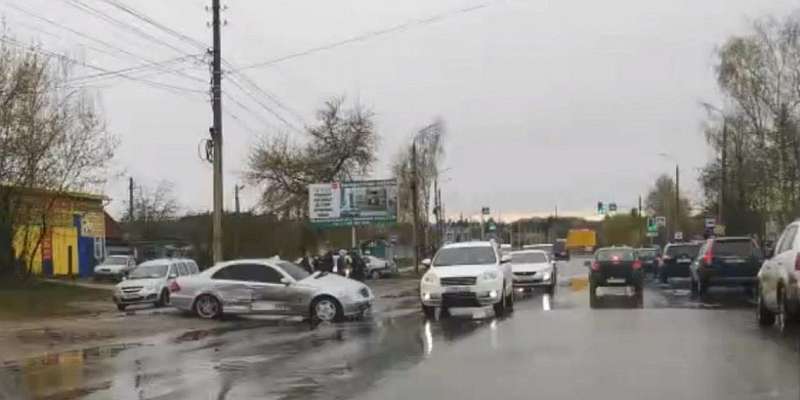 Видео: два молодых водителя не разъехались возле Болховского микрорайона