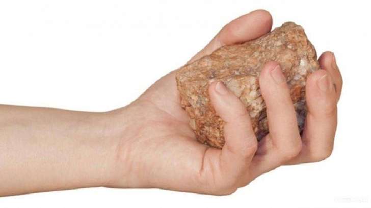 В Орле пойдет под суд женщина, бросившая камень в чужое авто